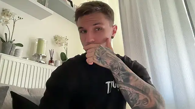 Larsskeet online show from October 18, 2025, 11:56 am