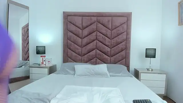 Snapshot of VanessaParis__ chatting on October 3, 2025, 8:10 pm VanessaParis online show from October 3, 2025, 8:10 pm