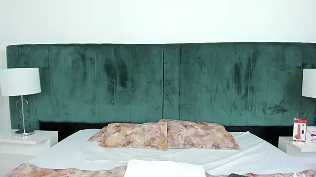 Snapshot of VanessaParis__ chatting on September 28, 2025, 8:27 pm VanessaParis online show from September 28, 2025, 8:27 pm