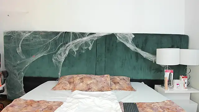 Snapshot of VanessaParis__ chatting on October 19, 2025, 9:28 pm VanessaParis online show from October 19, 2025, 9:28 pm