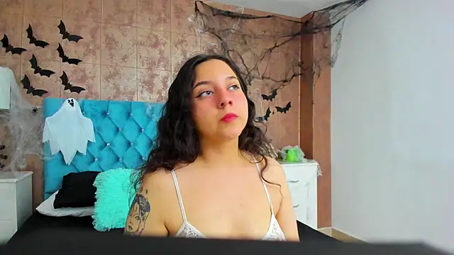 Snapshot of ChloeNoire chatting on October 18, 2025, 4:03 am ChloeNoire online show from October 18, 2025, 4:03 am