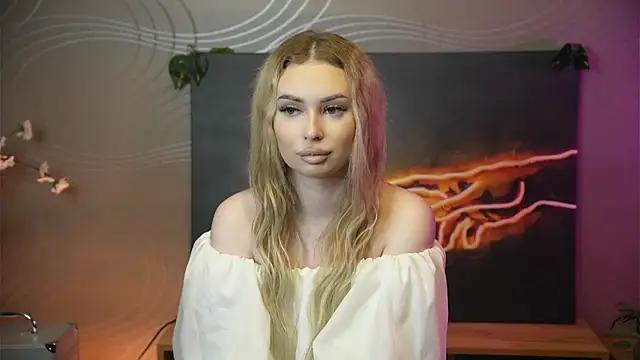 DovieVuong online show from October 1, 2025, 2:10 pm