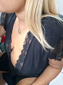 Snapshot of Juju_Moreninha chatting on September 20, 2025, 4:45 pm Juju Moreninha online show from September 20, 2025, 4:45 pm