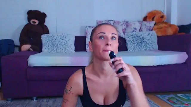 Snapshot of CassieSpell chatting on November 10, 2025, 9:20 pm CassieSpell online show from November 10, 2025, 9:20 pm