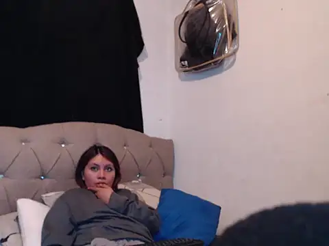 dulce-emily18 online show from November 11, 2025, 3:34 am