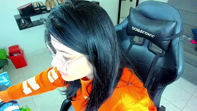 Snapshot of Miel_82 chatting on October 28, 2025, 12:15 pm Miel 82 online show from October 28, 2025, 12:15 pm