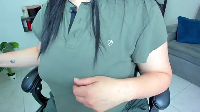 Snapshot of Miel_82 chatting on October 6, 2025, 9:43 am Miel 82 online show from October 6, 2025, 9:43 am