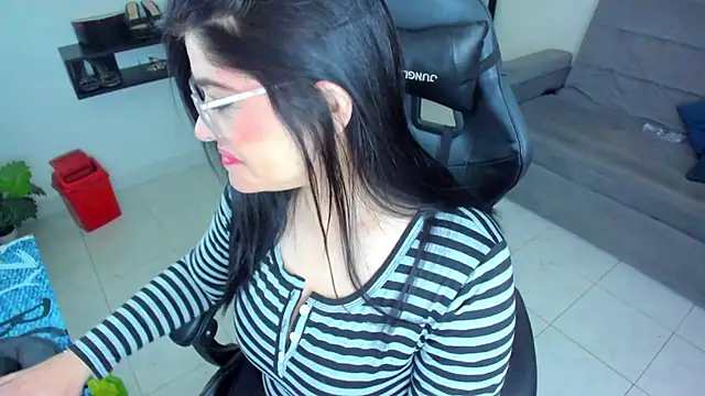 Snapshot of Miel_82 chatting on October 31, 2025, 11:07 am Miel 82 online show from October 31, 2025, 11:07 am