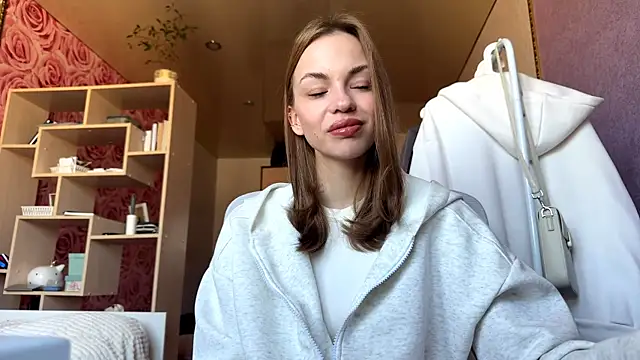 SofiaSmiles online show from September 21, 2025, 6:07 am