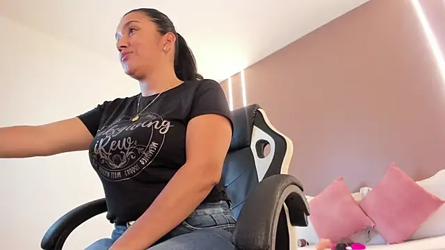 zoee zi online show from February 6, 2026, 7:43 pm