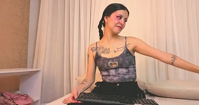 yliria010 online show from September 28, 2025, 12:39 am