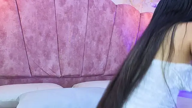 yliria010 online show from October 7, 2025, 3:29 am