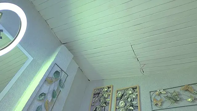 yliria010 online show from September 23, 2025, 3:13 am