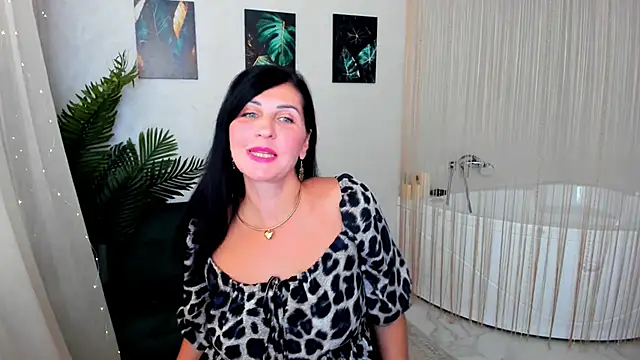 Snapshot of Moon_Veloure1 chatting on September 29, 2025, 3:57 am Moon Veloure1 online show from September 29, 2025, 3:57 am