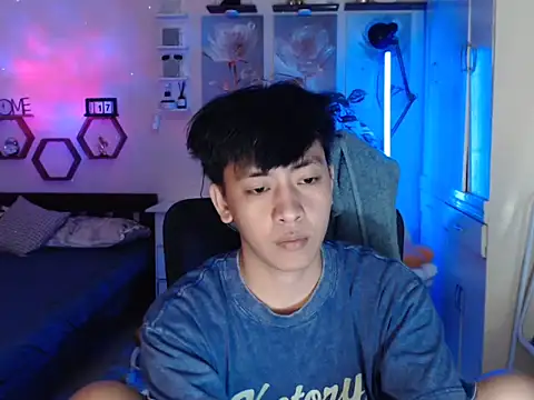 niel cumshow online show from December 17, 2025, 4:01 pm