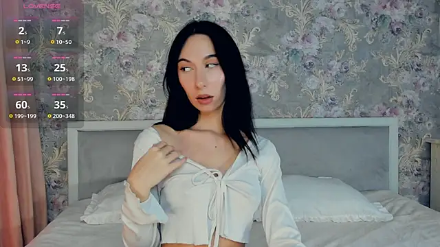 MissLauura online show from September 22, 2025, 1:28 pm