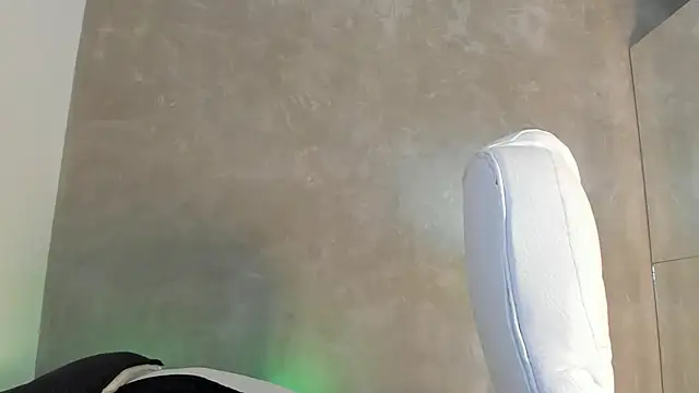 dylan cross  online show from November 18, 2025, 11:24 am