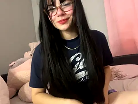 LunaMilav online show from October 14, 2025, 9:25 pm