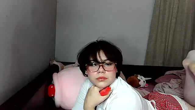 LunaMilav online show from September 25, 2025, 4:07 am