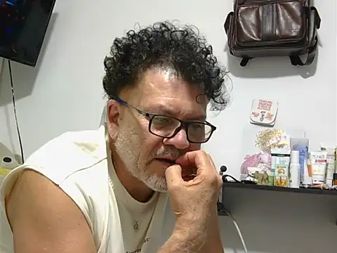 xanderdinis online show from November 18, 2025, 2:05 am