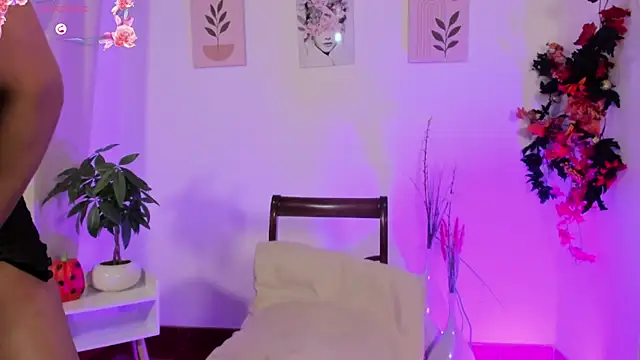 Snapshot of Lauraricci__ chatting on October 21, 2025, 11:20 am Lauraricci online show from October 21, 2025, 11:20 am