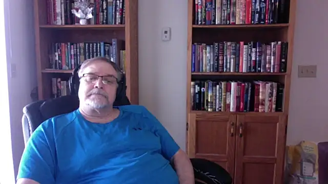 Vinyl22xh online show from April 8, 2026, 5:25 pm