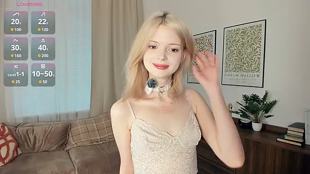 Snapshot of LaureMestler chatting on November 7, 2025, 7:35 am LaureMestler online show from November 7, 2025, 7:35 am