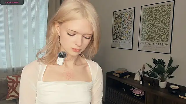 Snapshot of LaureMestler chatting on October 17, 2025, 8:06 am LaureMestler online show from October 17, 2025, 8:06 am