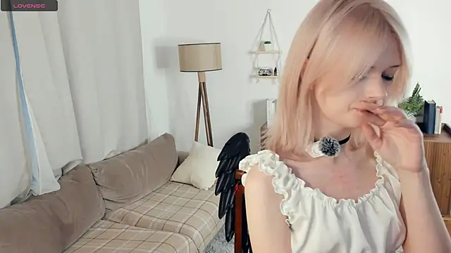 LaureMestler online show from December 21, 2025, 7:43 am