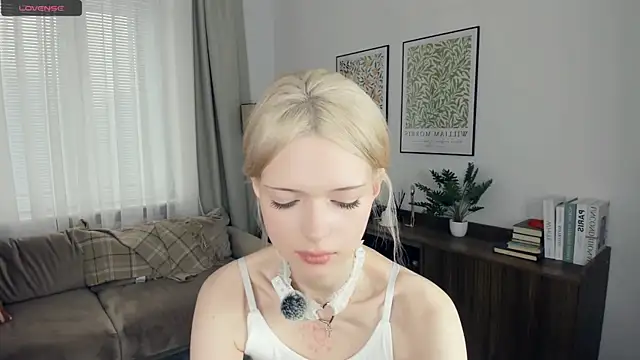 Snapshot of LaureMestler chatting on October 24, 2025, 7:51 am LaureMestler online show from October 24, 2025, 7:51 am