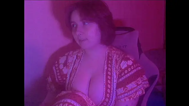 cranberryAlissa online show from September 28, 2025, 5:42 pm