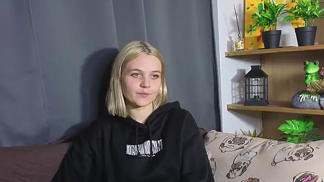 Snapshot of KelleDomin chatting on October 2, 2025, 6:55 pm KelleDomin online show from October 2, 2025, 6:55 pm