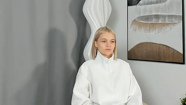 KelleDomin online show from September 24, 2025, 9:05 am