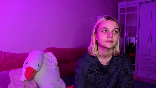 Snapshot of KelleDomin chatting on October 27, 2025, 8:10 pm KelleDomin online show from October 27, 2025, 8:10 pm