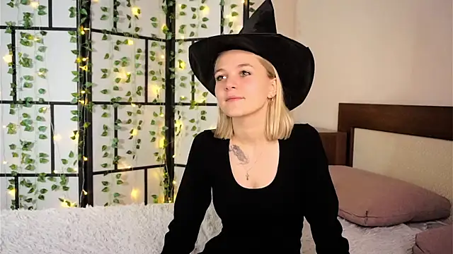 Snapshot of KelleDomin chatting on October 18, 2025, 7:27 pm KelleDomin online show from October 18, 2025, 7:27 pm