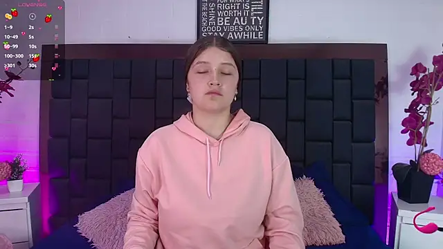 Snapshot of Krystal_Heartss chatting on October 4, 2025, 5:25 pm Krystal Heartss online show from October 4, 2025, 5:25 pm