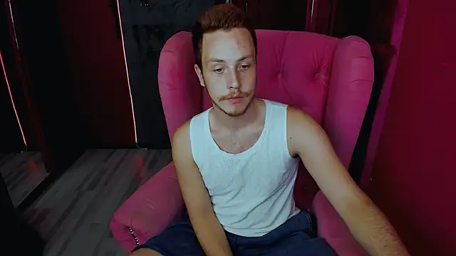 Snapshot of LeoMooree chatting on October 10, 2025, 3:35 pm LeoMooree online show from October 10, 2025, 3:35 pm