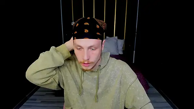 Snapshot of LeoMooree chatting on October 1, 2025, 4:00 pm LeoMooree online show from October 1, 2025, 4:00 pm