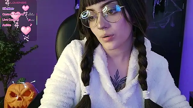 Snapshot of LesRose chatting on October 1, 2025, 6:23 pm LesRose online show from October 1, 2025, 6:23 pm