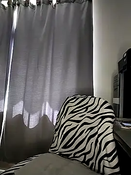 Mia-Reyes online show from October 22, 2025, 2:38 pm