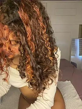 PrettyLia online show from November 8, 2025, 4:10 pm