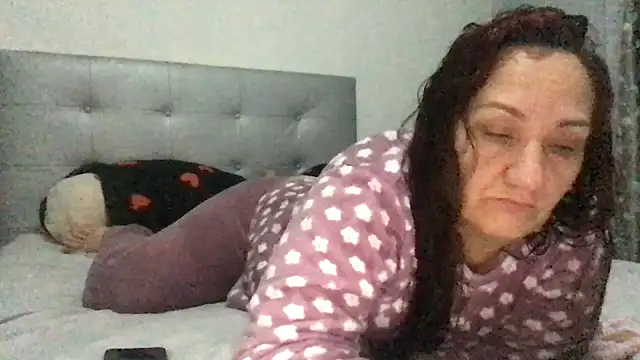 Snapshot of paula19800 chatting on October 28, 2025, 9:41 am paula19800 online show from October 28, 2025, 9:41 am