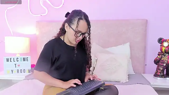 Snapshot of CamilaGomez149 chatting on September 25, 2025, 3:56 am CamilaGomez149 online show from September 25, 2025, 3:56 am