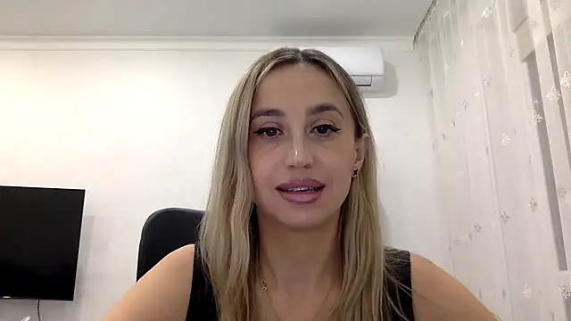 Snapshot of Jeyvaris chatting on November 18, 2025, 2:42 pm Jeyvaris online show from November 18, 2025, 2:42 pm