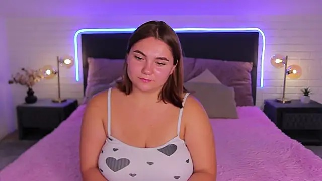 Velvet  Doll online show from September 27, 2025, 7:09 pm