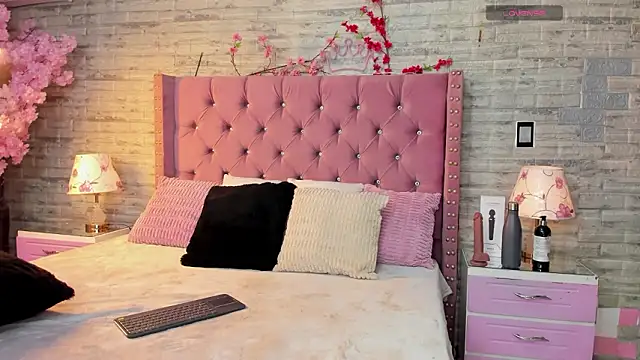 Snapshot of NaiaWhisper chatting on February 22, 2026, 1:02 pm NaiaWhisper online show from February 22, 2026, 1:02 pm