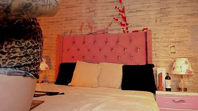 Snapshot of NaiaWhisper chatting on February 26, 2026, 1:00 pm NaiaWhisper online show from February 26, 2026, 1:00 pm