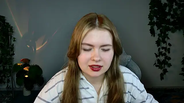 Snapshot of HaleySun chatting on October 17, 2025, 9:12 am HaleySun online show from October 17, 2025, 9:12 am