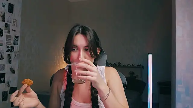 raviolly046 online show from November 6, 2025, 12:53 pm