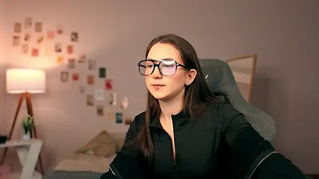 raviolly046 online show from September 28, 2025, 7:37 am